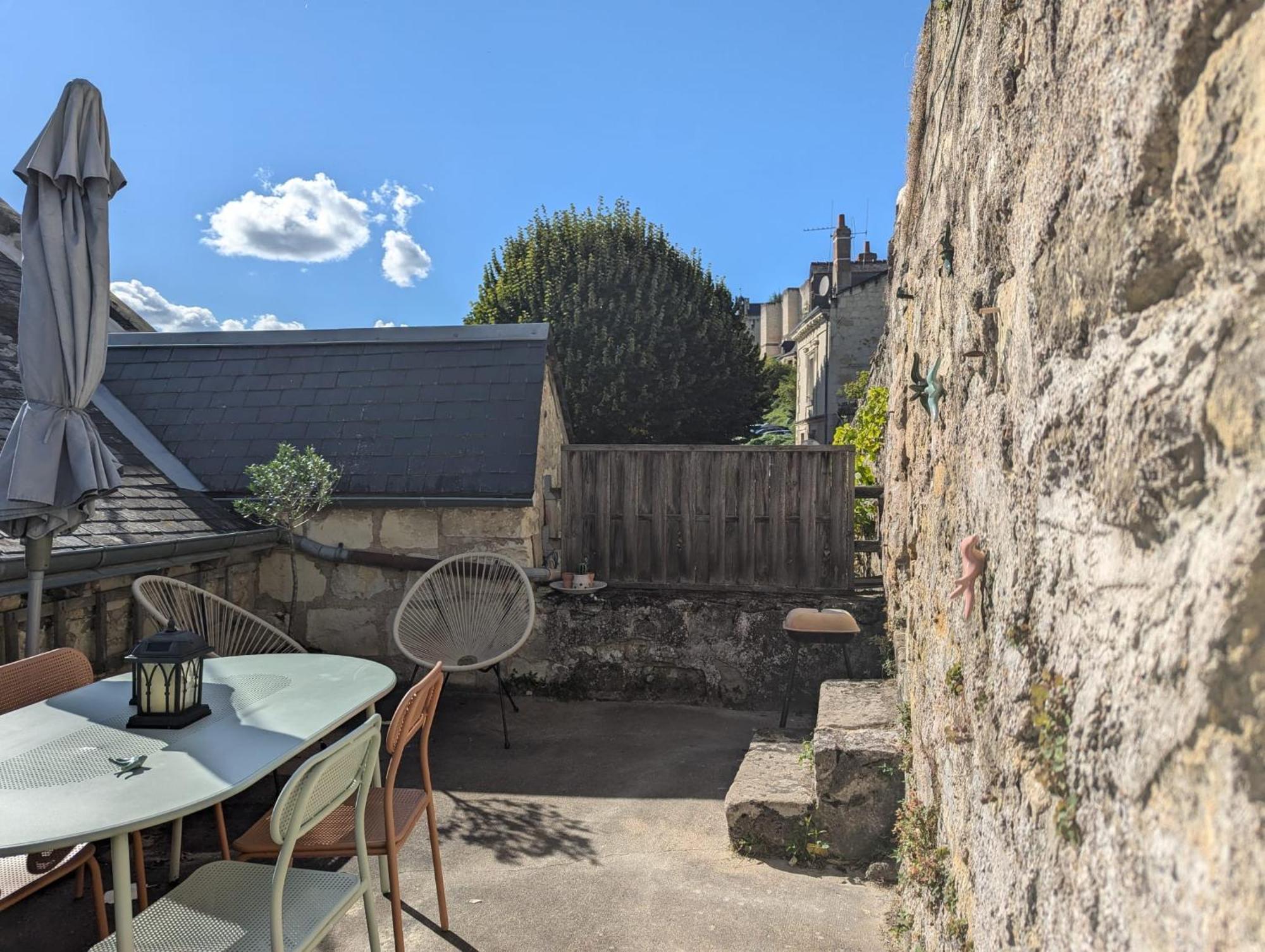 Appartement Des Hirondelles , Au Pied Du Chateau Chinon Exterior photo